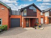 3 bedroom link detached house for sale in Michaelgate,...