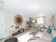 3 bedroom mews property for rent in Sunbury Mews, Dean...