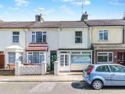 3 bedroom Mid Terrace House to rent, Court Lodge Road,...