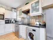 3 bedroom property in Kensington Park Road, Notting...
