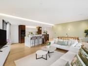 3 bedroom property in Lighterman Towers, 1 Harbour...