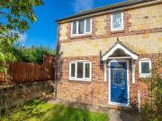 3 bedroom semi detached house for rent in Crofts Mead,...