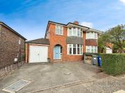 3 bedroom semi detached house for sale in Parkwood...