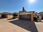 3 Bedroom Simplex For Sale in Moreleta Park