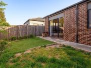 3 Bedroom Spacious Family Home Fraser Rise!