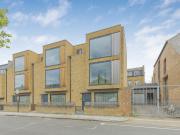 3 bedroom terraced house for rent in Balham New Road,...
