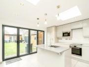 3 Bedroom Terraced House For Rent In London