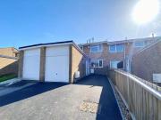 3 bedroom terraced house for rent in Paddock Garden,...