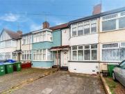 3 bedroom terraced house for rent in Parkside Avenue,...