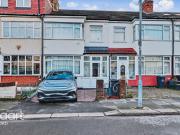 3 bedroom terraced house for sale in Mortlake Road,...