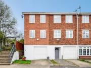 3 bedroom town house for rent in Station Approach,...