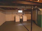 3 bedroom townhome with backyard & parking in welland!