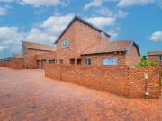 3 Bedroom Townhouse For Sale in Weltevreden Park