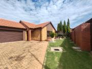 3 Bedroom Townhouse For Sale in Willow Park Manor