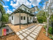 3 BEDROOM TOWNHOUSE IN CENTRAL LOCATION !