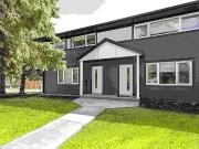 3 Bedroom Townhouse Premium 54 Ave Crescent *renovated Suite