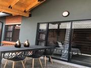 3 bedrooms, 2 bathrooms, double gara.