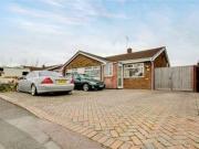 3 Bedrooms Bungalow for sale in Dobbin Close, Covingham,...