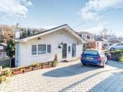 3 Bedrooms Bungalow for sale in Hallsfield Road,...