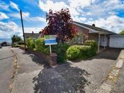 3 Bedrooms Bungalow for sale in Silver Close, West...