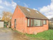 3 Bedrooms Detached bungalow for rent in Carr Hill...