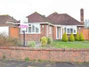 3 Bedrooms Detached bungalow for sale in Cowdray Close,...