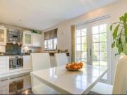 3 Bedrooms Detached house for rent in Boleyn Close,...
