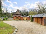 3 Bedrooms Detached house for rent in Bucknalls Lane,...