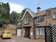 3 Bedrooms Detached house for rent in Priory Road,...
