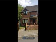 3 Bedrooms Detached house for rent in Raylands Lane,...