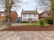 3 Bedrooms Detached house for sale in Furzehill Road,...