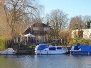 3 Bedrooms Detached house for sale in Laleham Reach,...