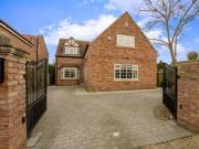 3 Bedrooms Detached house for sale in Lindley Road,...