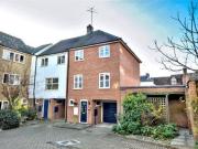 3 Bedrooms End terrace house for sale in Barnards Court,...