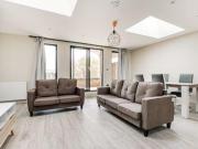 3 Bedrooms Flat for rent in Amesbury Avenue, London SW2