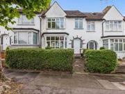 3 Bedrooms Flat for rent in Avondale Road, London N3