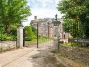 3 Bedrooms Flat for rent in Park Lawn, Farnham Royal,...