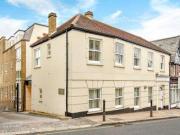 3 Bedrooms Flat for sale in Chiltern House, High Street,...