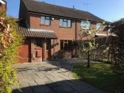 3 Bedrooms Flat for sale in Frensham Walk, Farnham...