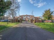 3 Bedrooms Flat for sale in Old Lodge Drive, Nottingham NG5