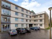 3 Bedrooms Flat for sale in Ravelston Court, Ravelston...