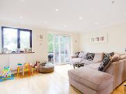 3 Bedrooms House terraced for Rent in Harrow Fields...
