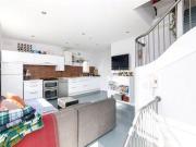 3 Bedrooms Maisonette for rent in Southborough Road,...