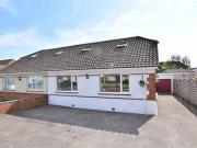 3 Bedrooms Semi detached bungalow for sale in Hillcrest...