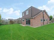 3 Bedrooms Semi detached bungalow for sale in Meadow...