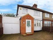 3 Bedrooms Semi detached house for rent in Beechwood...