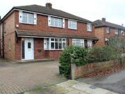 3 Bedrooms Semi detached house for rent in Fairway...