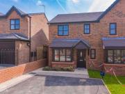 3 Bedrooms Semi detached house for rent in Green Croft...