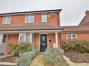 3 Bedrooms Semi detached house for rent in Horley,...