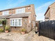 3 Bedrooms Semi detached house for rent in Manor Close,...